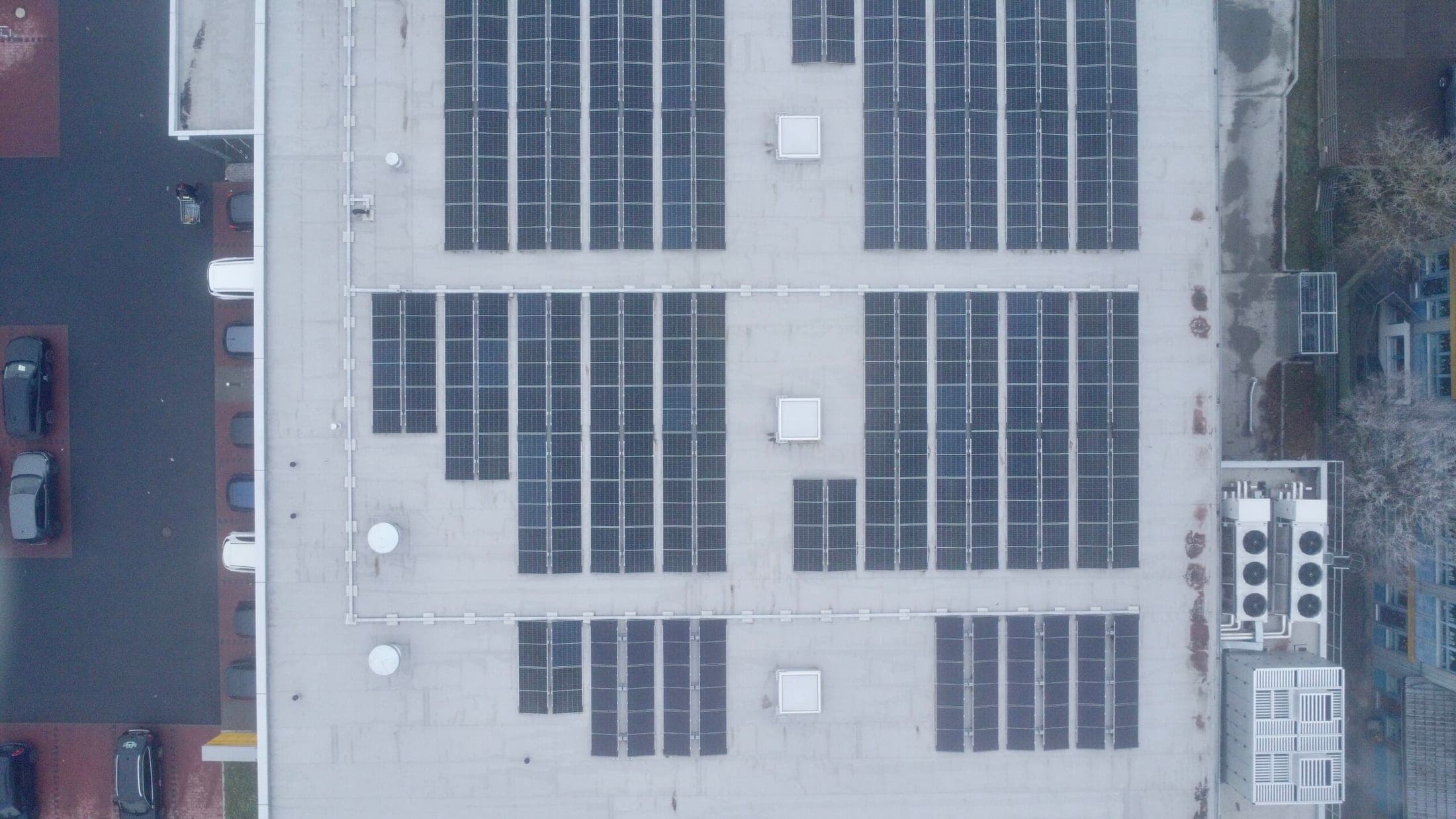 Luftaufnahme einer Dach-Photovoltaikanlage, aufgenommen per Drohne